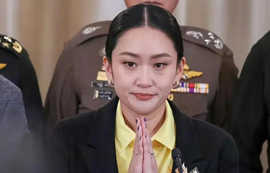 一通电话，佩通坦被停权了，而洪森却安然无恙，这就是强人政治和弱势政府的区别，泰国