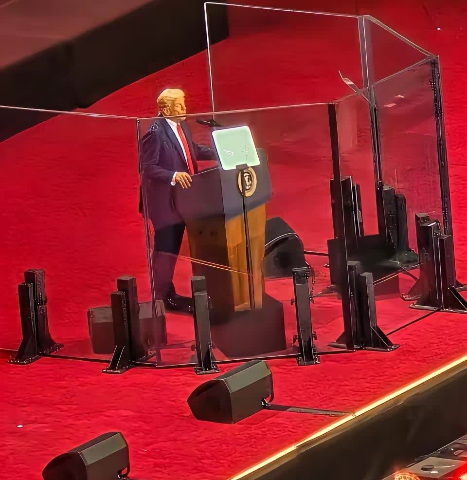 美国总统特朗普真的是荒天下之大缪，第一次有总统演讲居然用防弹玻璃把自己罩起来，就
