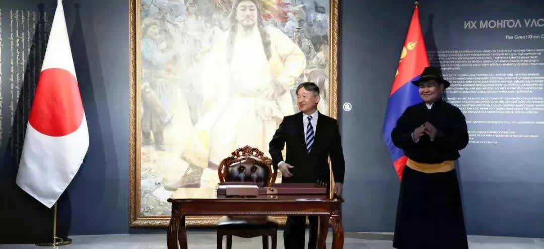 故意的？还是无心？日本天皇出访蒙古国，留下中文签名，却被细心网友发现除了字写的歪