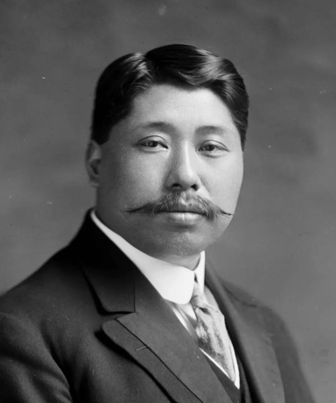 黄兴，他是站在，孙中山背后的的那个男人，都认为他是孙中追隨者，其实他是孙中山的合