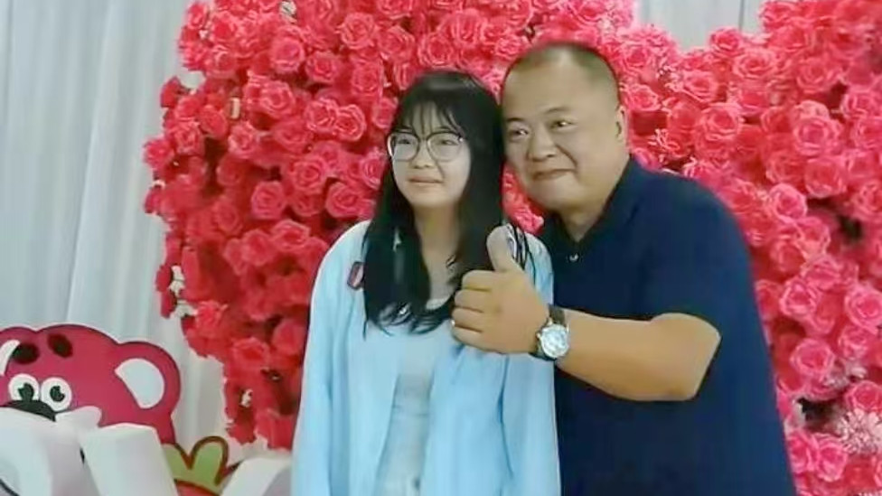 22岁美女嫁45岁大叔，通过婚姻逆天改命，网友：郎才女貌天生一对