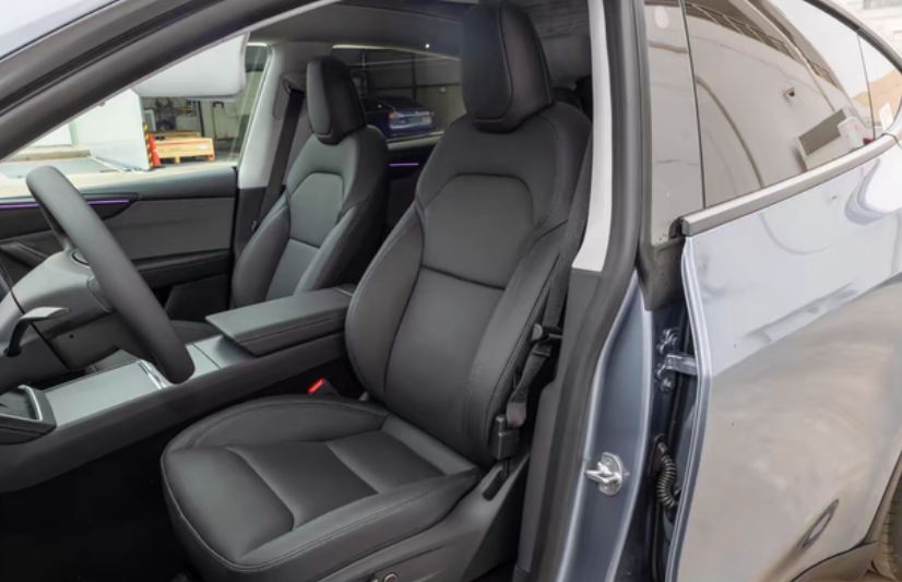 Model Y L的优势嘛，主要这几点：
首先 特斯拉牌子硬，路上跑得多，大家认