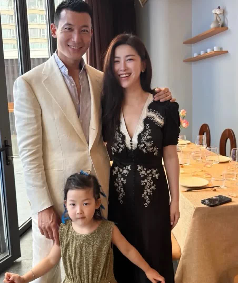 同事炫耀说昨晚在北京偶遇朱珠一家了，
朱珠根本不是电视上看到的那样，
特别是