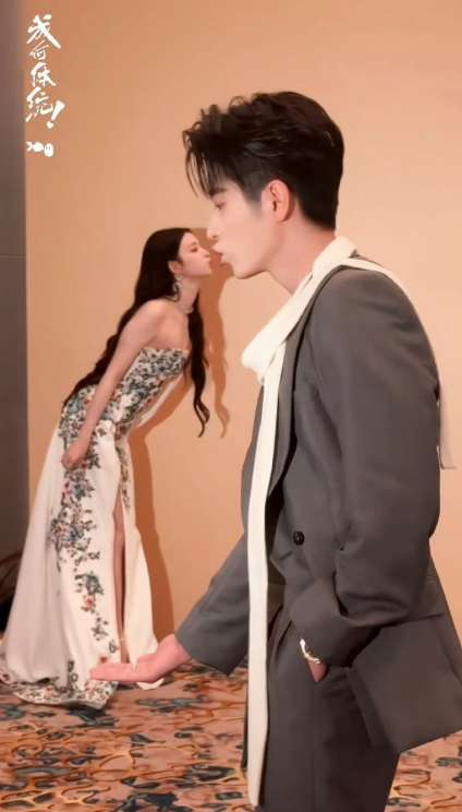 成何体统这个LOVE竟然是扇出来的，王楚然丞磊你俩太可爱了