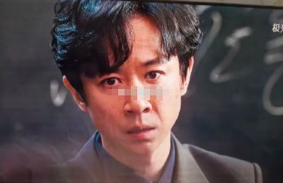 《小城大事》月海销售大王、张维伊饰演的钱昌远收杨小海做徒弟。
​李秋萍联合姜院长