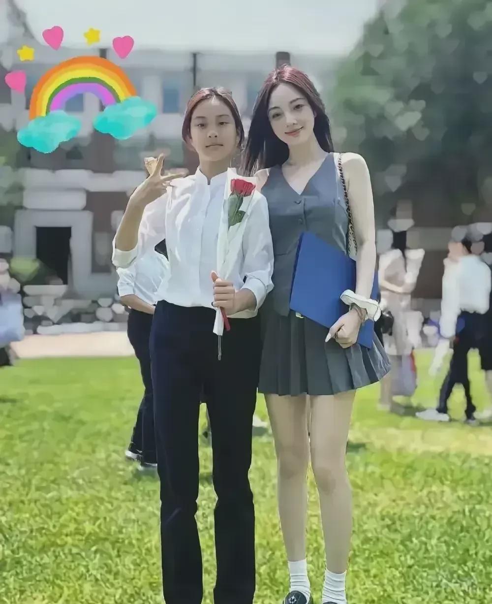 李小璐穿女团装扮参加甜馨毕业典礼引争议

甜馨的毕业典礼可谓是风波不断，李小璐的