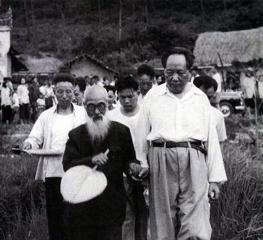这张照片拍摄于1959年6月的湖南省湘潭县韶山。烈日炎炎的夏天，毛主席要回阔别了