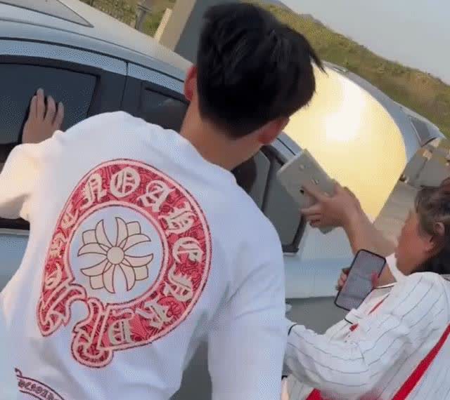 这真是救命之恩！女童被困车内近1小时，高温缺氧、几近昏迷！幸运的是被刚中考完的3
