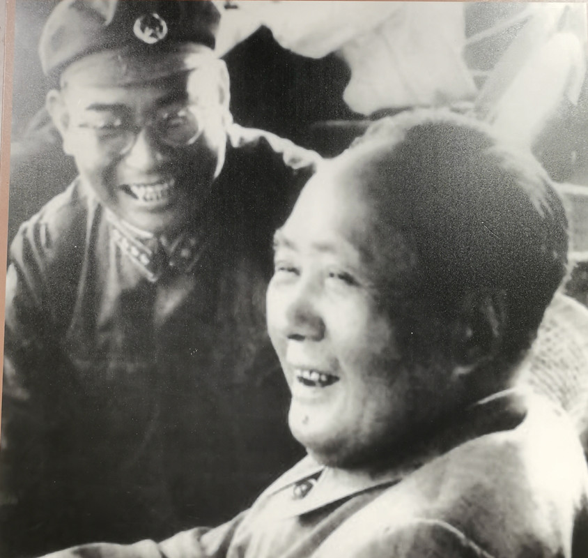 毛主席和他的爱将许光达两次同框。许光达谦辞大将军衔，毛主席予以高度评价：五百年前
