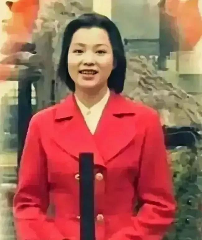 1994年的杭州，浙江电视台的主持人董卿在户外主持节目时的照片。
那时候的董卿刚
