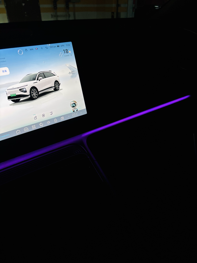 地库拍车要的就是氛围感
◆光线
一般来讲，地库的光线会趋于昏暗和明亮之间，这就让