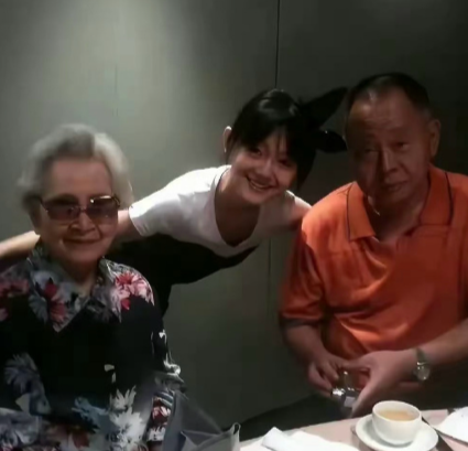 这是大S刚结婚时，带着汪小菲回奶奶家的合照，那时的她34岁了 ​​​