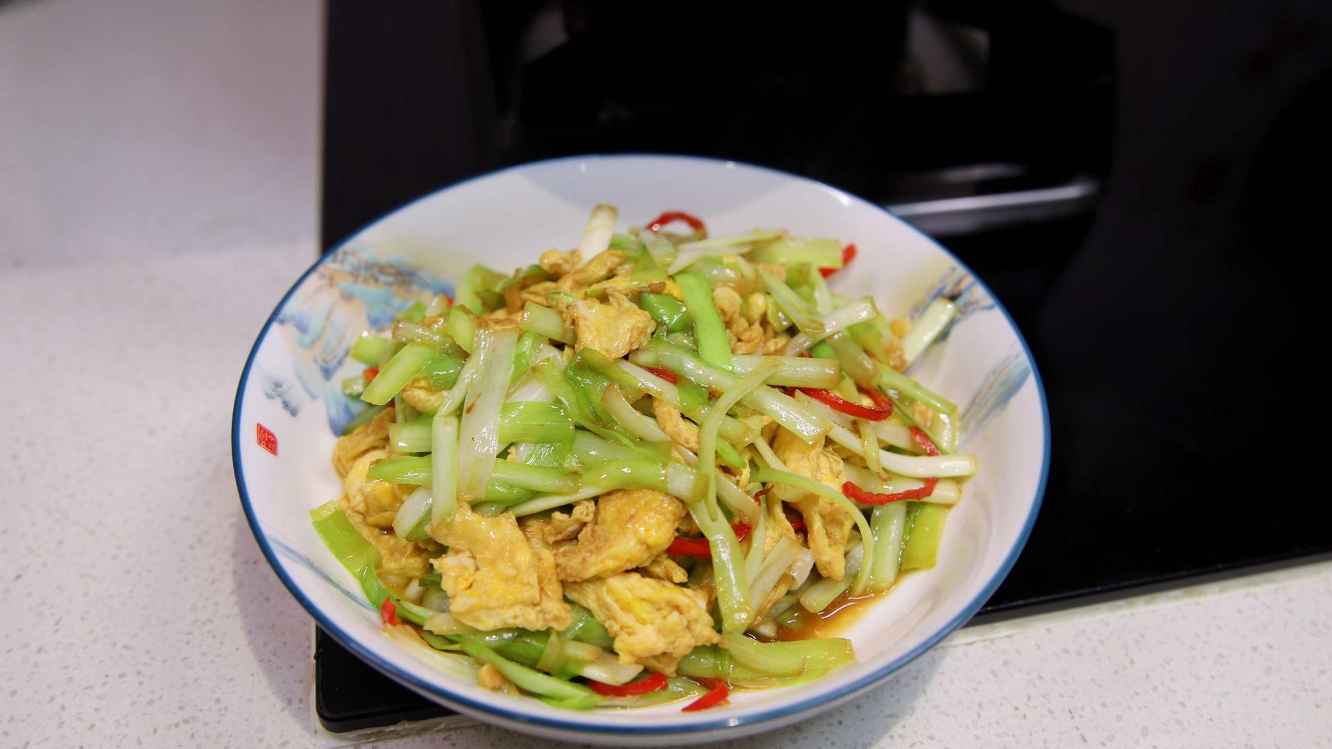 春天这食材特别鲜美，搭配鸡蛋一起炒，鲜嫩下饭