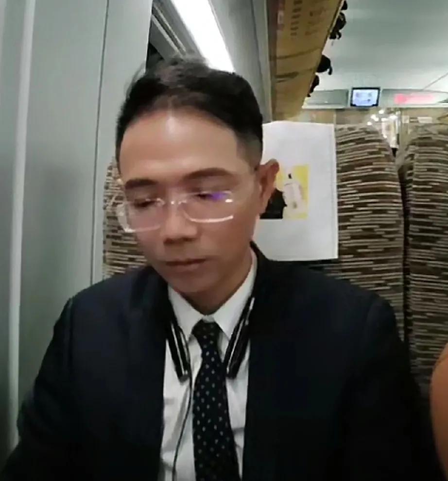 躺赢律也出来凑热闹，直播内涵李老师，还好意思强调证据。
那个在庭上打了一个盹的躺