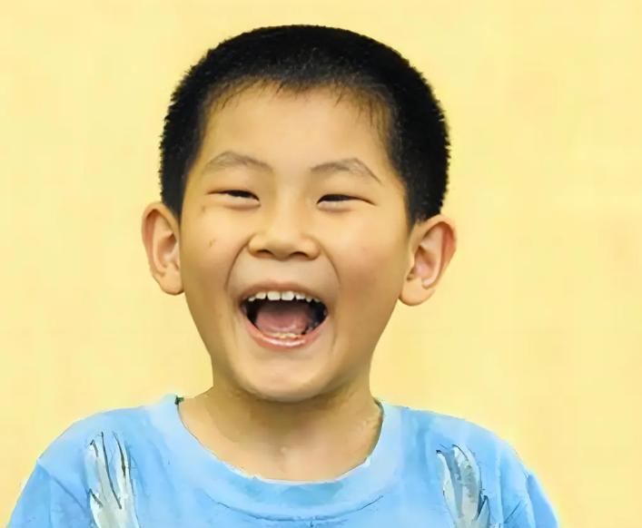 [太阳]2000年，山东有一神童短短的2天便念完小学，10岁那年参加高考考出了5