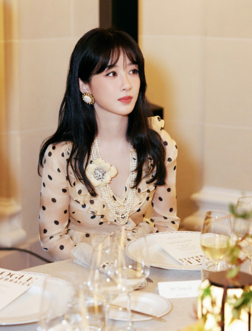 杨紫波点白裙，优雅与活泼完美融合，简约不失格调 ​​​