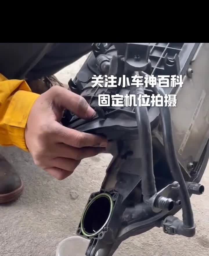 这是我见过最奇葩的故障。
这是我见过最奇葩的故障：排气管冒蓝烟。修理师傅拆下进