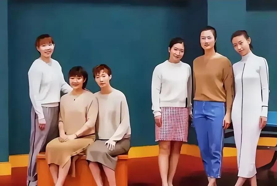 哈哈，姐姐们站一边，把座位让给妹妹们，坐不下，只能委屈其中的一个啰，还以为是孙颖