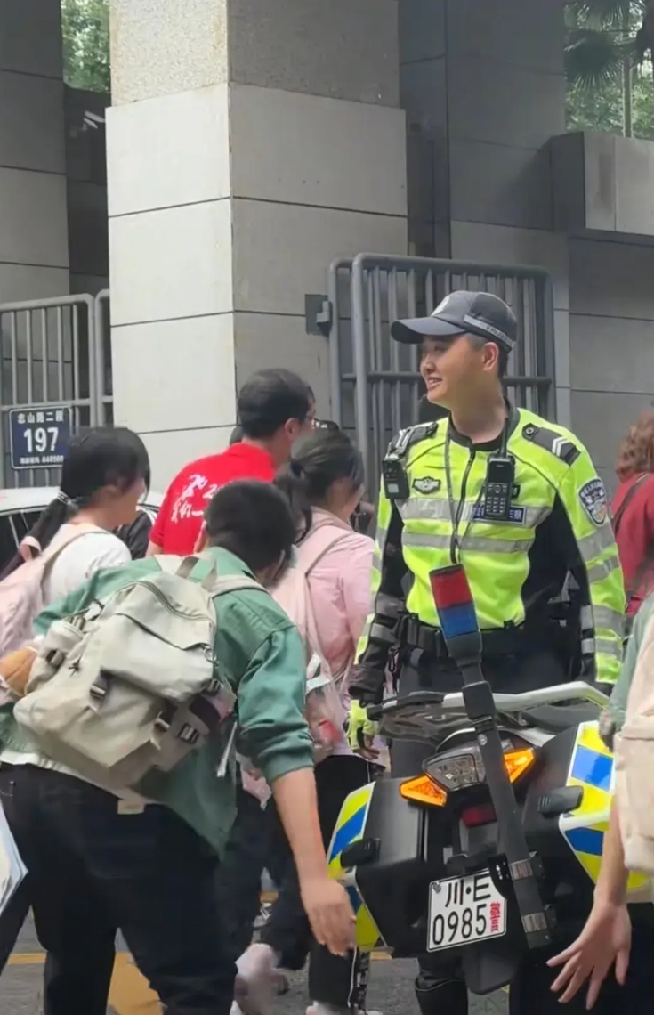 网上老是说，广东家长不去接高考考生。我就觉得奇怪！
我想，都在学校住校的，考点就