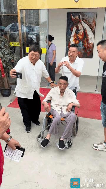 逝者已逝，不过杨少华老爷子上午出席酒店开业剪彩活动，下午就突然去世，难免不让外人