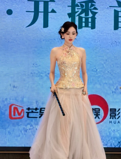 娜扎《玉茗茶骨》出场就美我一大跳！浓颜的暴击就这样，完全倾国倾城之姿，好像对惊鸿