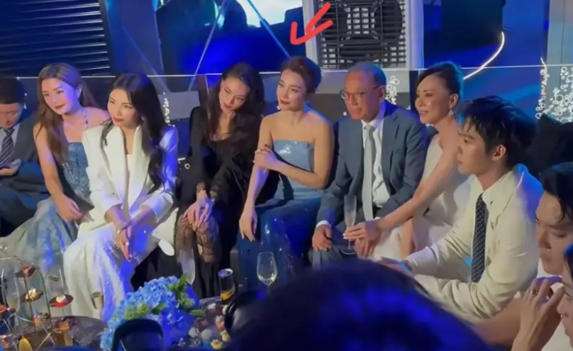 要么说李冰冰能坐在杨受成旁边呢！就论她的情商，就够很多人学一辈子了！

她在水舞