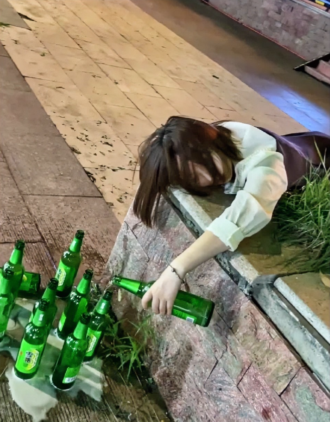 四川一女生这醉酒经历简直能尴尬到“抠出魔仙堡”！

5月24日，她喝完酒回家，第