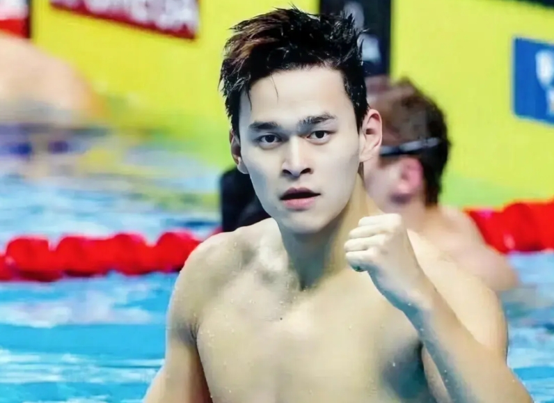 孙杨哽咽，因为丢了5样东西。

1，比赛
4年不能参加比赛，没有竞争过。失去了和