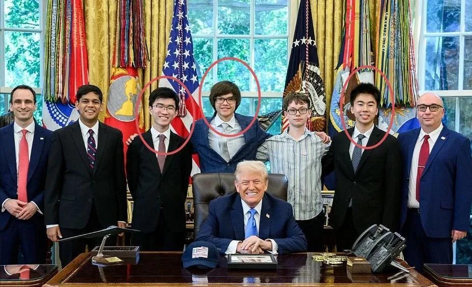 这就是美国的未来？
9月23日，特朗普在白宫办公室接见了美国青少年奥林匹克物理队