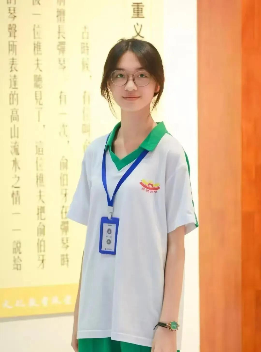 165cm，70斤，17岁——她轻得像没来过。冰袖遮得住伤口，却遮不住一个少女的