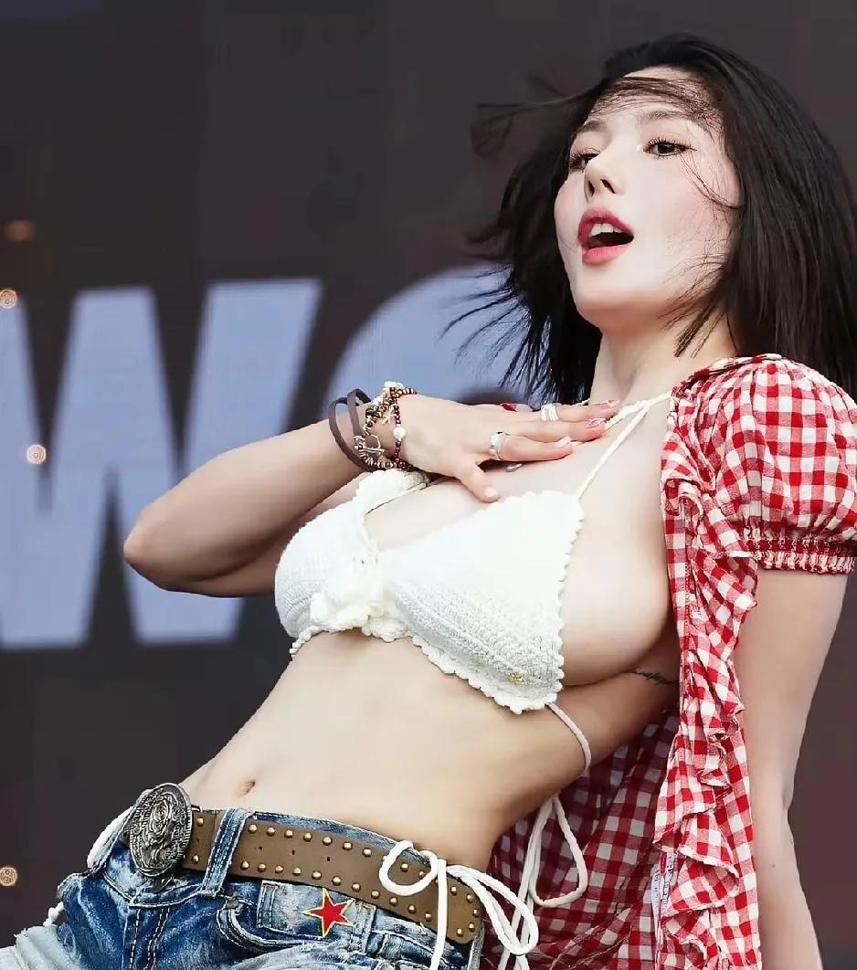 谁没被权恩妃的舞台狠狠拿捏了！
荧光色比基尼外搭透视薄纱，
在高压水枪和灯光水雾