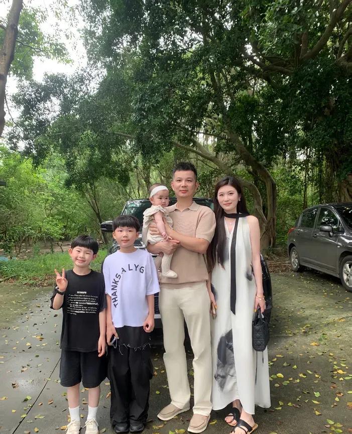 5口之家。生了3个，关键还那么年轻漂亮，中间的哥们阳刚自信，看上去比大牌导演老谋