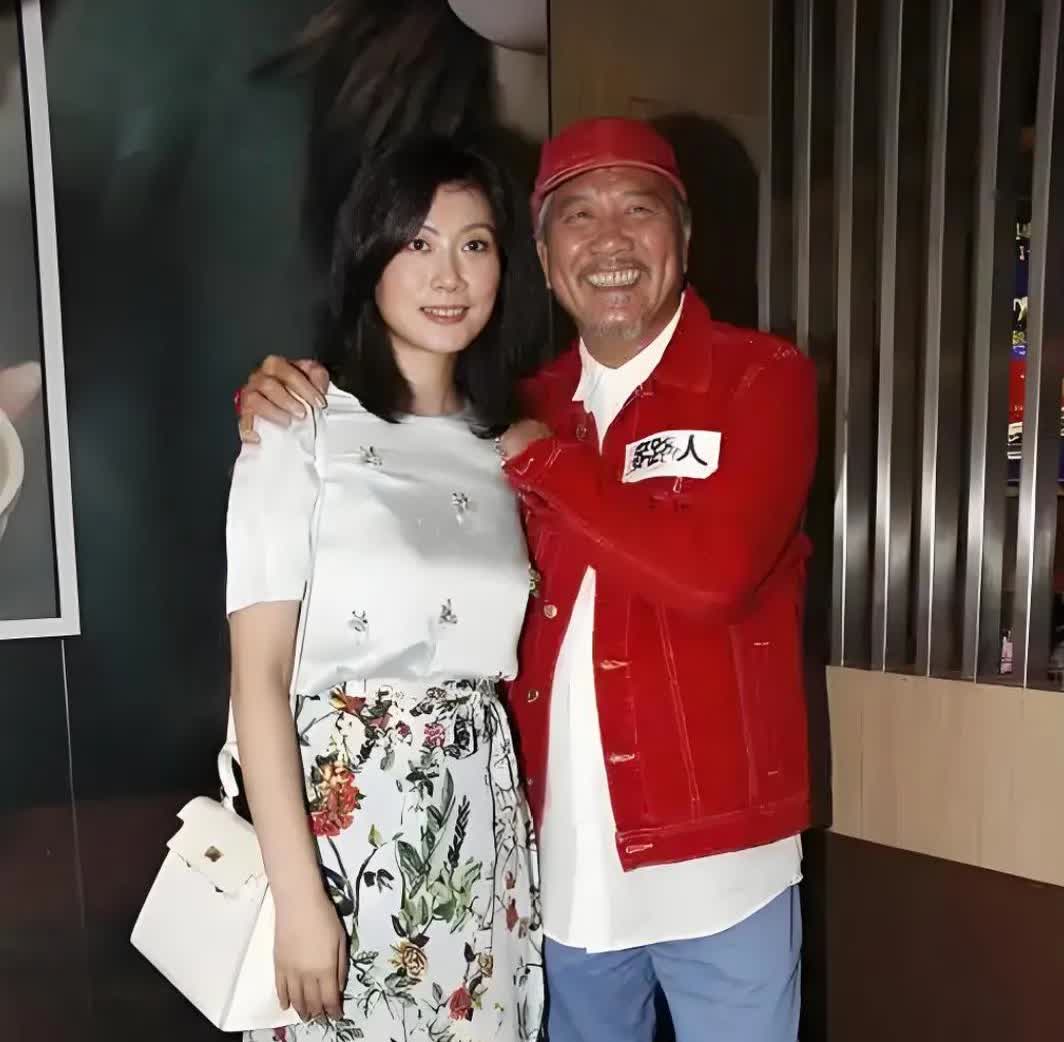 如果让万梓良的前妻恬妞看了这张照片，她会不会一时思绪万千，感慨太多！没想到万梓良