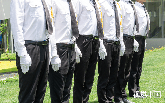 两年被物业收费12万，我怒了，转头就让电视台记者假扮业主住进小区...