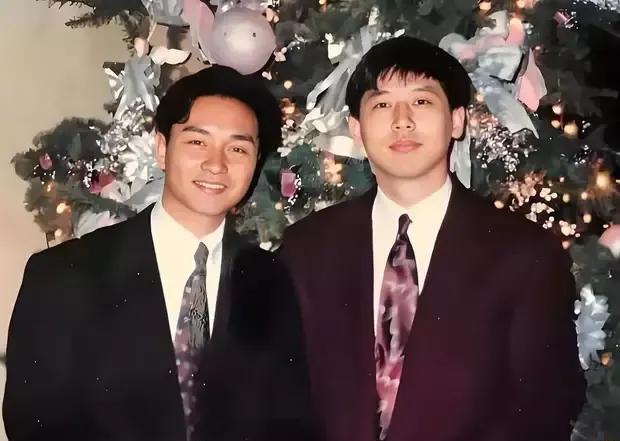 唐鹤德在个人社交平台分享了几张张国荣的旧照，追忆张国荣。密友的离去令他痛心疾首…