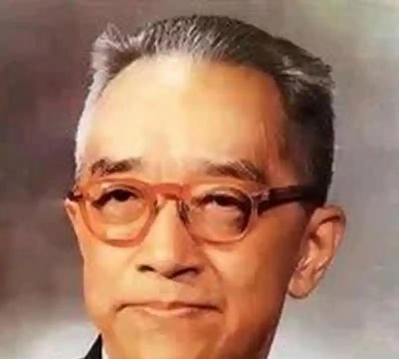 [月亮]1932年的一天，日军强行征用了一位名叫胡阿毛的卡车司机，要求他运输军火