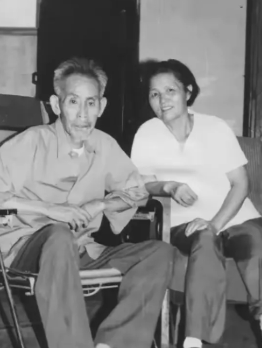 1942年，吴运铎被炮弹炸伤，不得不回到后方接受治疗。因人手不够，一个小媳妇被派