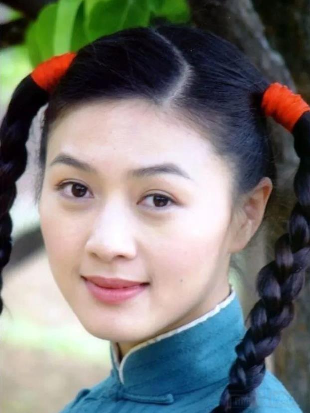 照片中的这一位女演员，年轻的时候还有一点像章子怡，我刚看到她时以为她就是章子怡，