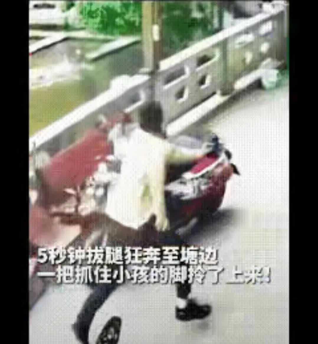 男子回家探亲，与人在公园聊天，不经意间的回头观望，发现一个女孩跌落池塘不断挣扎，