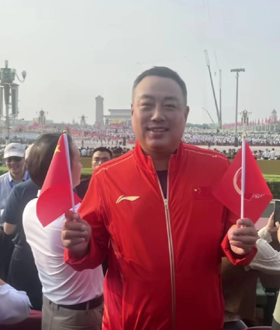 刘国梁受邀现场看大阅兵！
刘国梁社交媒体发图文受邀现场看大阅兵，图文六句话表达爱