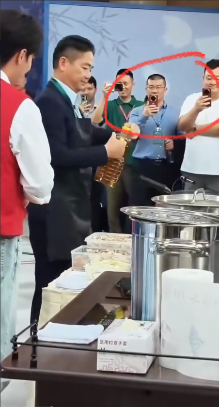刘强东炒菜那直播你们看没？
旁边人手里的手机一眼扫过去全是华为，
连个小米的影都