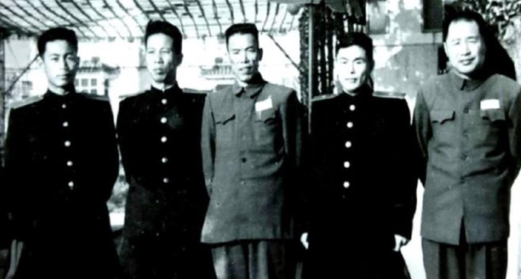 1950年冬，挨了批评的志愿军第38军军长梁兴初准备返回前线，偶遇了1位志司秘书