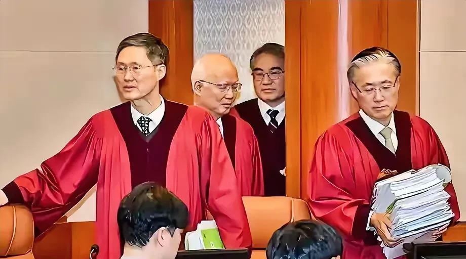 韩国两法官退休留难题











你有没有想过，一个国家的命运，竟然取
