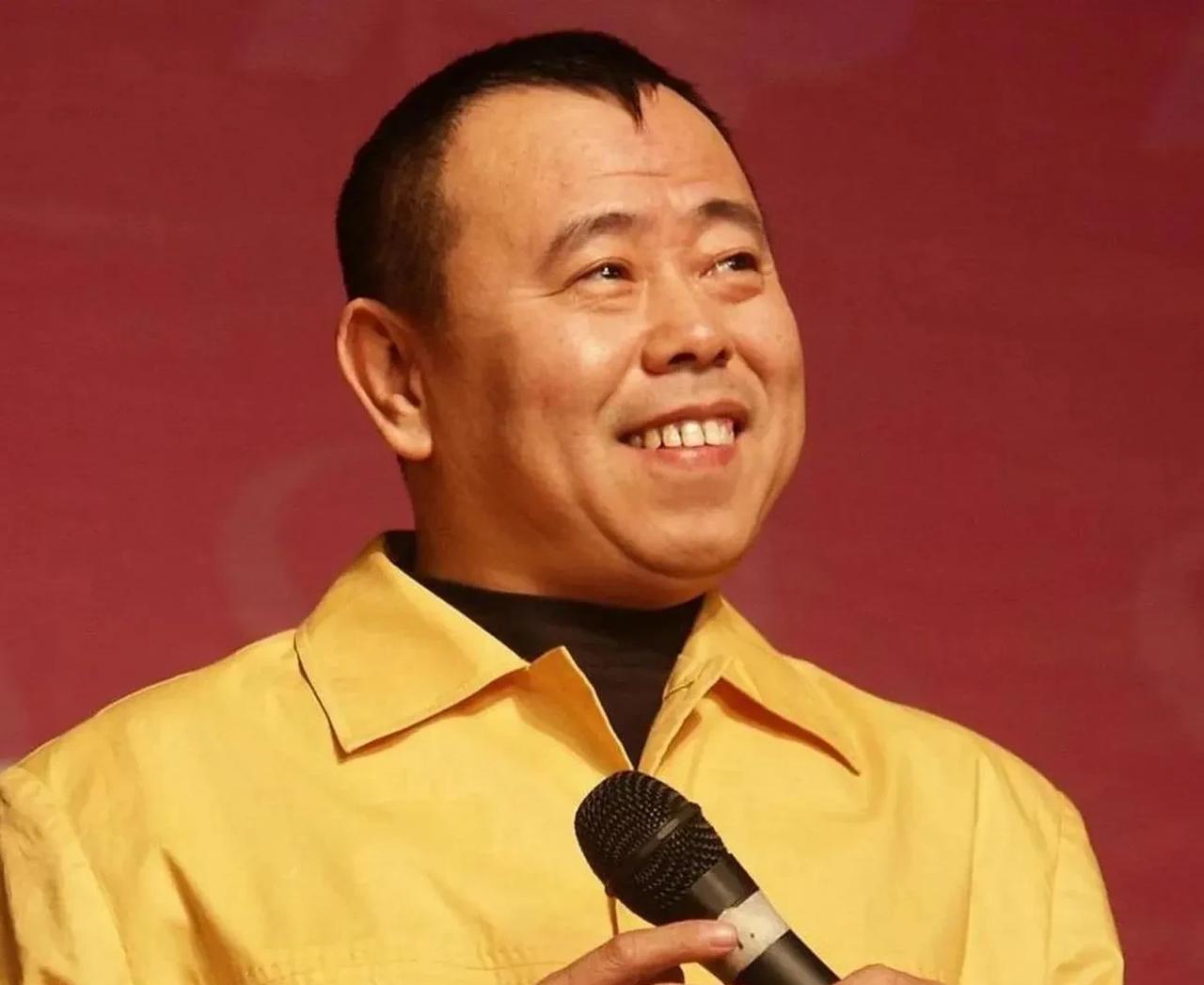 明明是亲父女，
却长得毫无相似之处可够神奇了！
潘长江老师最初是唱二人转起家的戏
