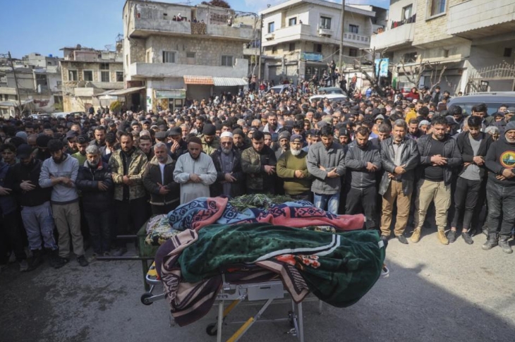 叙利亚西部沿海地区爆发的血腥冲突已持续两天，造成超过1000人死亡，其中包括74