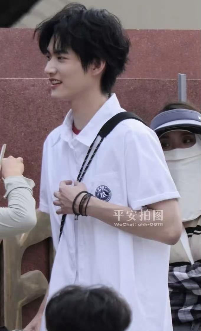 周柯宇、包上恩《炽夏》校服路透图，两人的少年感如何？