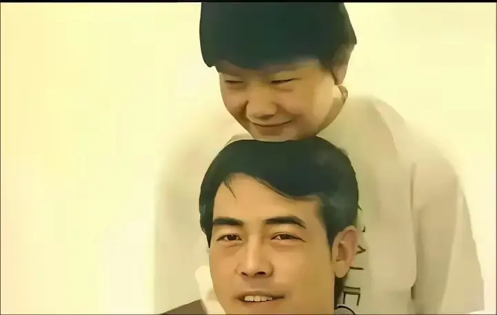 陈凯歌头上的假小子是谁