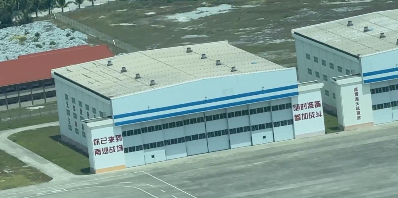 美军侦察机进入南海侦察，就看到我方岛礁上标语写着：“你已来到南沙战场，随时准备参