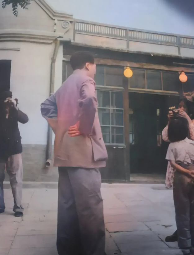 建国初，小李敏给毛主席拍照的一幕，画面十分和谐！

1949 年，在北京香山，有