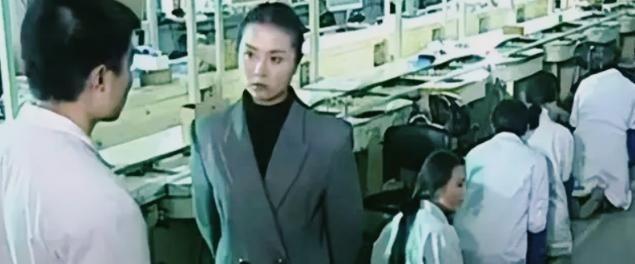 1995年，一名韩国女老板走进车间，威胁120多名中国员工：“全都跪下，不跪开除